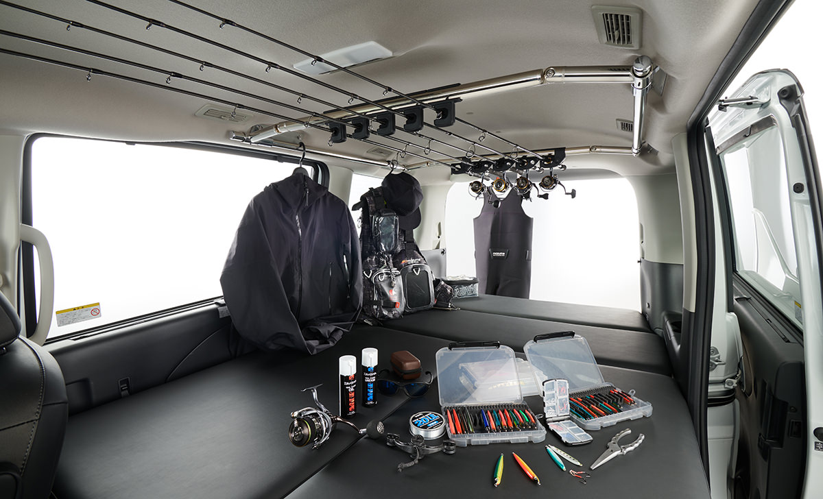 日産 C27セレナ】の天井スペースにロッドを積載！ - オグショー