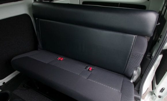 NV200バネット バンの後部座席にヘッドレストを付けて快適なドライブを