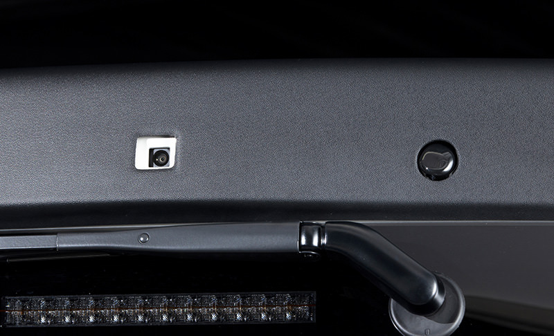 デジタルインナーミラー装着車に対応したESSEX リアウィング