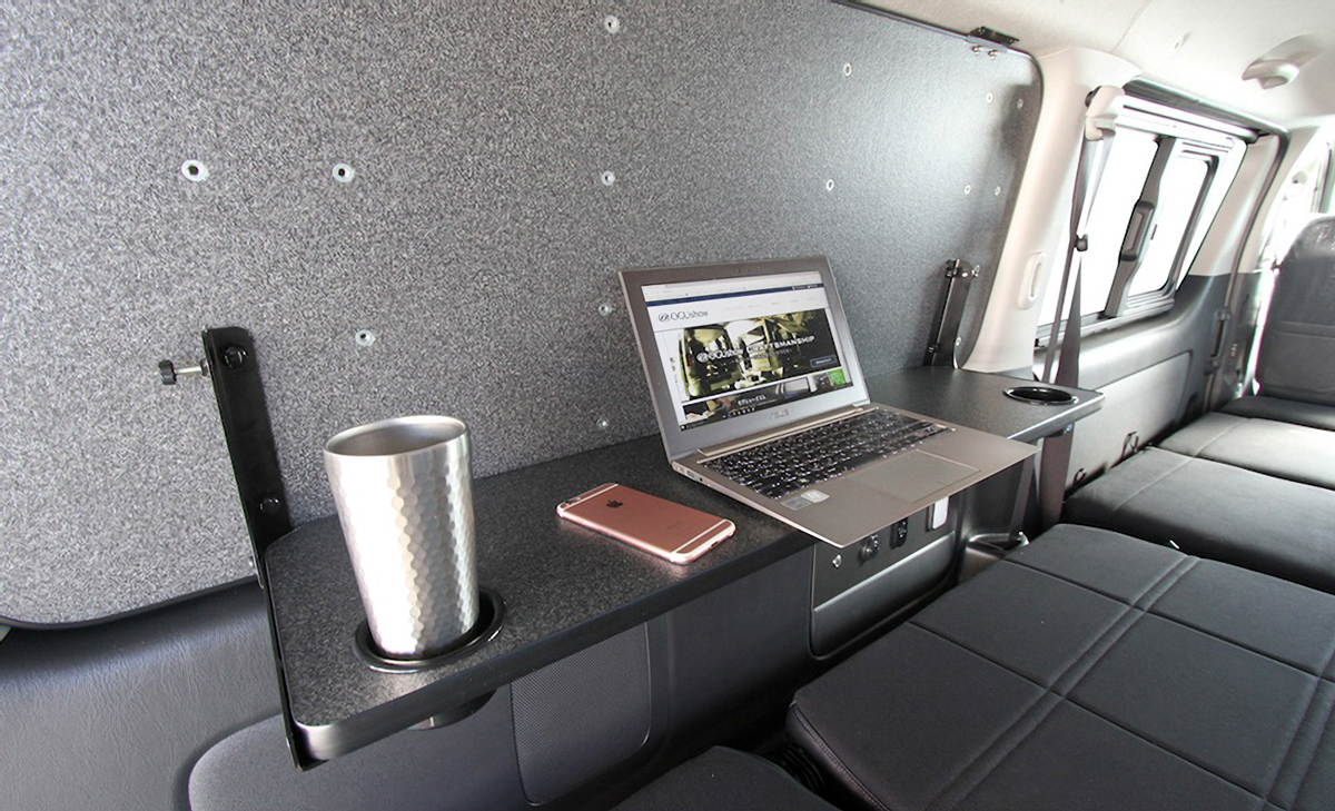 ハイエースに畳めるフリップテーブルを取付けて快適な休憩・車