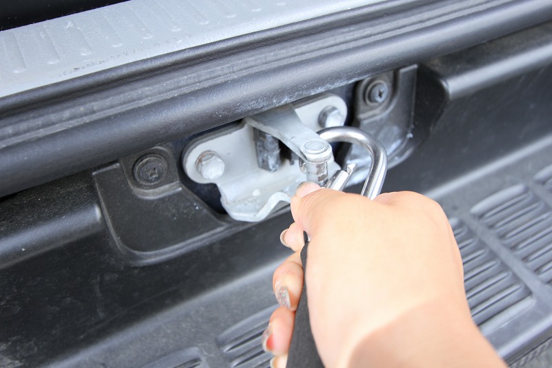 ドアをちょっとだけ開けてロックできる 車中泊時の車内の換気に便利なアイテム オグショーオフィシャルネットストアブログ
