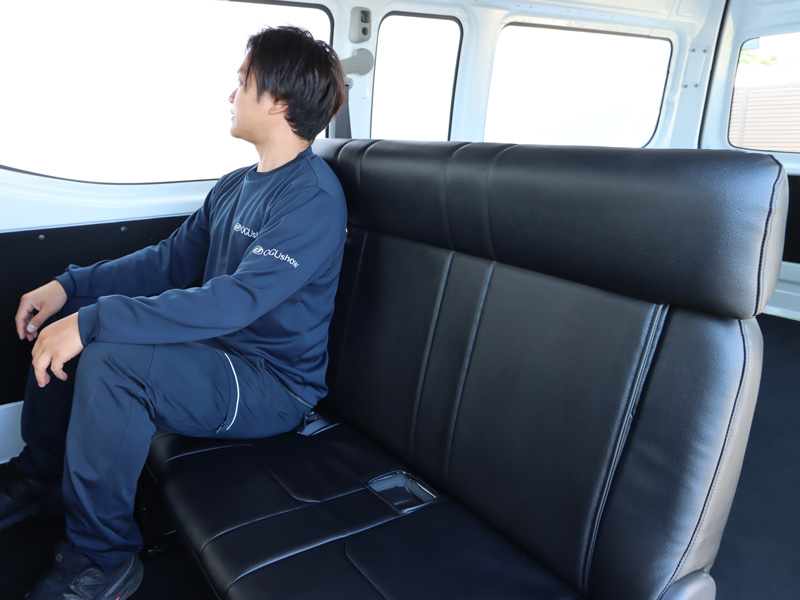 NV350 キャラバンの後部座席にヘッドレストを付けて快適なドライブを
