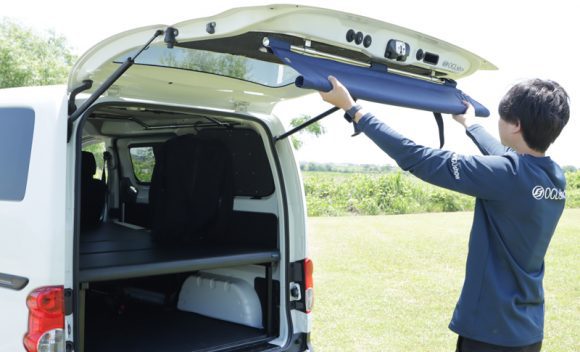 NV200バネットのバックドアにタープを連結して日差しを防ぐESバック 
