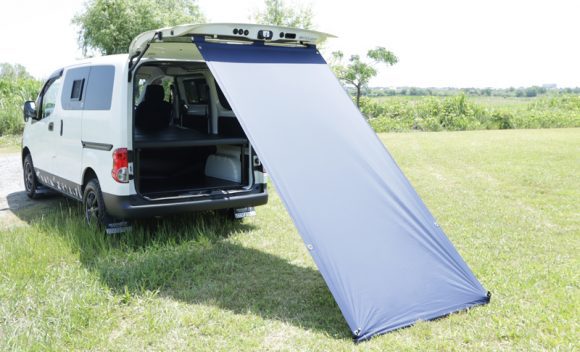 NV200バネットのバックドアにタープを連結して日差しを防ぐESバック