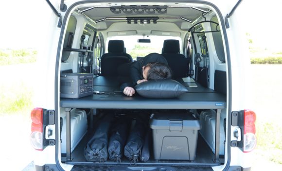 NV200バネットにベッドキットを取付けて快適な車中泊を楽しもう 