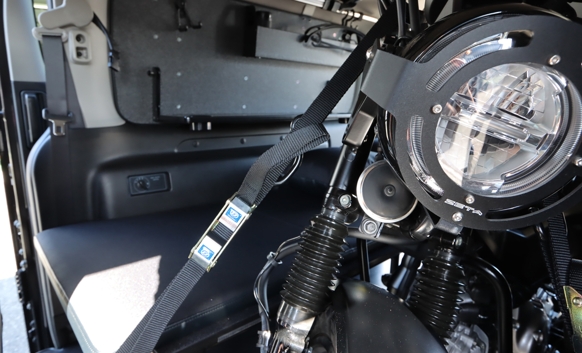 左右どちらからも引いて固定ができる、バイクの積載に最適な「ES 左右どちらからも引いて固定ができる、バイクの積載に最適な「ES