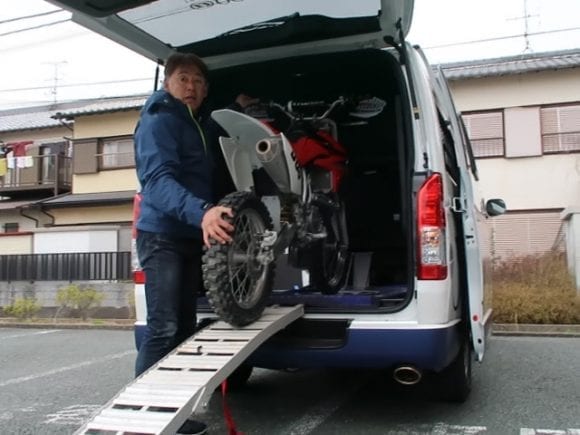 トランポ初心者の新人スタッフがバイクの積載を体験 オグショーオフィシャルネットストアブログ