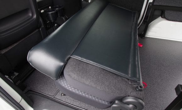 NV200バネット バンの後部座席にヘッドレストを付けて快適なドライブを