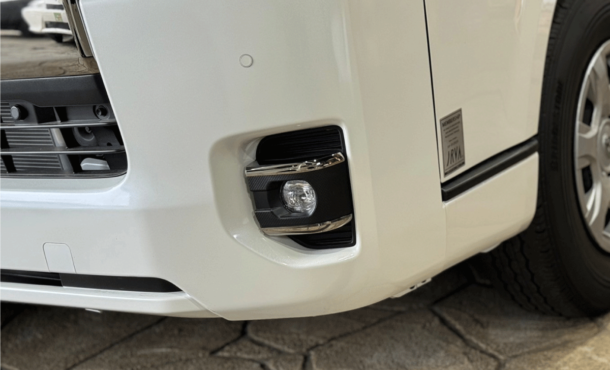 200系ハイエース LEGANCE クロームベゼルフォグランプカバーから